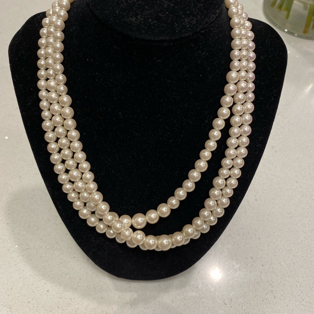 Tri- Layered Lightweight Pearl Necklace 💋 - Picture 13 of 16
